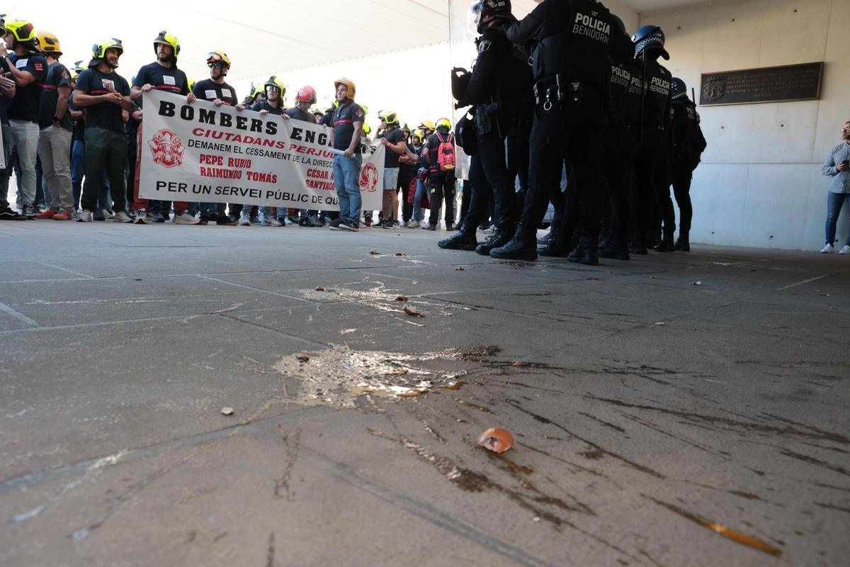 "Da la cara, Toni Pérez". Más de 200 bomberos del Consorcio Provincial de Alicante protestan en Benidorm