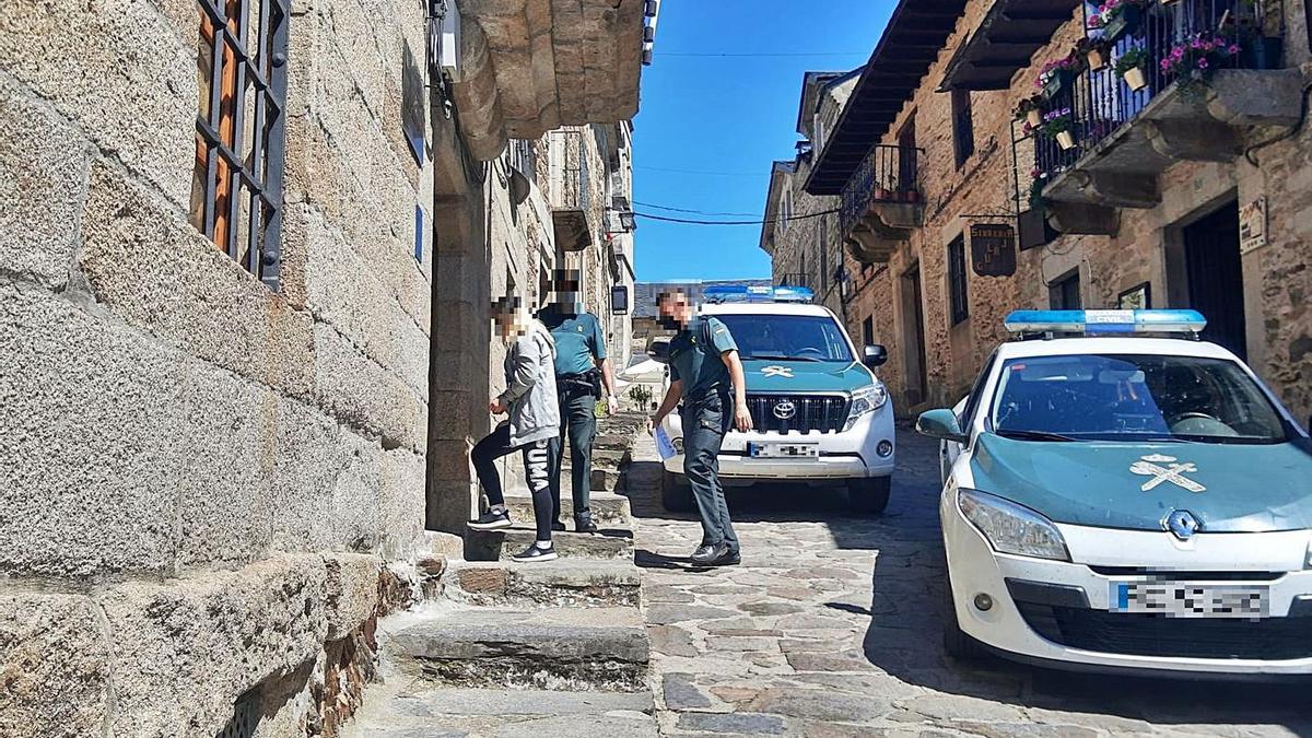 Una de las detenidas entra al Juzgado de Puebla escoltada por la Guardia Civil. | A. S.