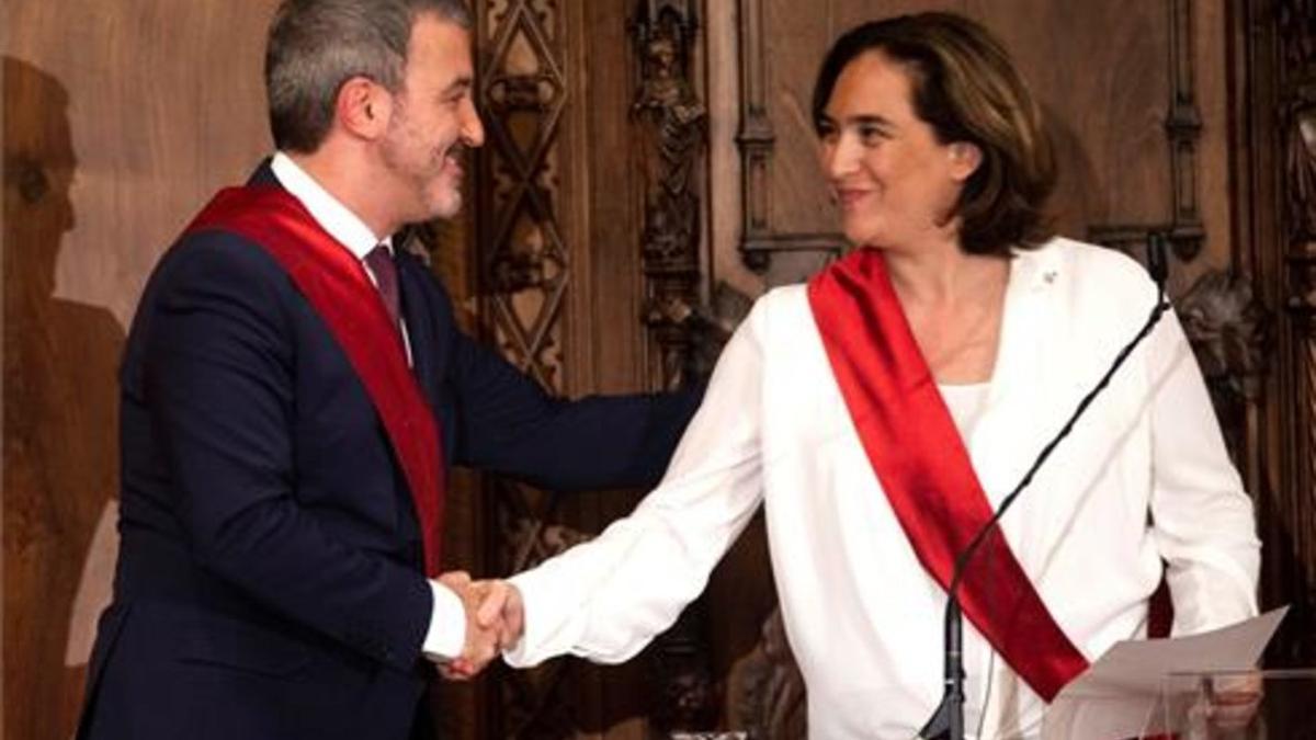 Jaume Collboni saluda a la alcaldesa de Barcelona Ada Colau durante la sesión constitutiva del Ayuntamiento de Barcelona