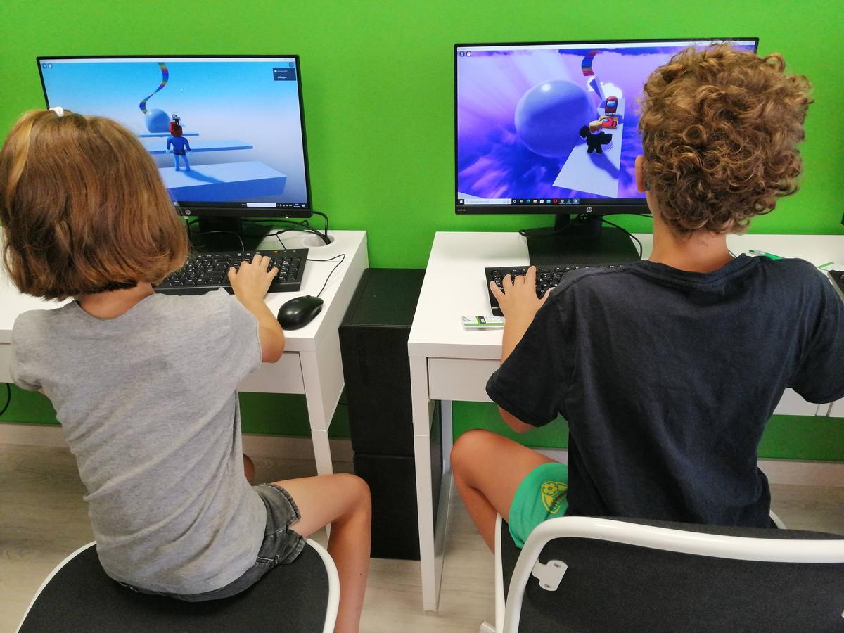 El casal té com a objectiu apropar la tecnologia a infants i adolescents.