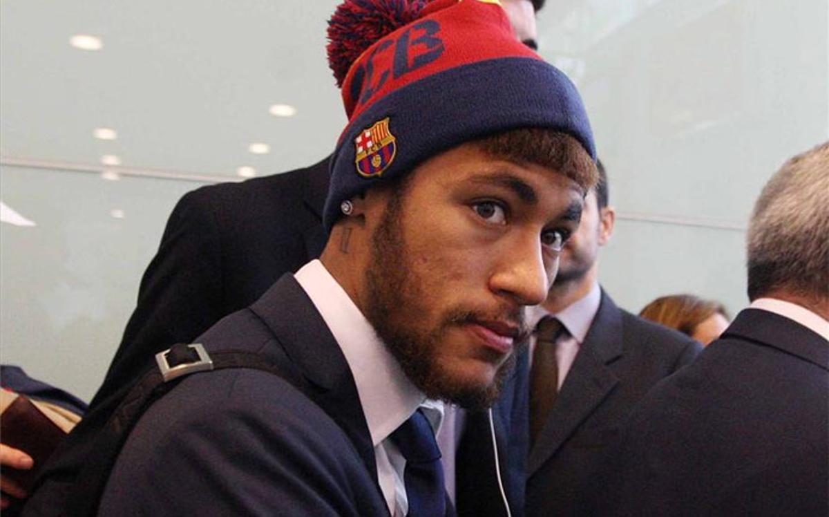 El gorro de Neymar, sensación en el viaje a Valencia