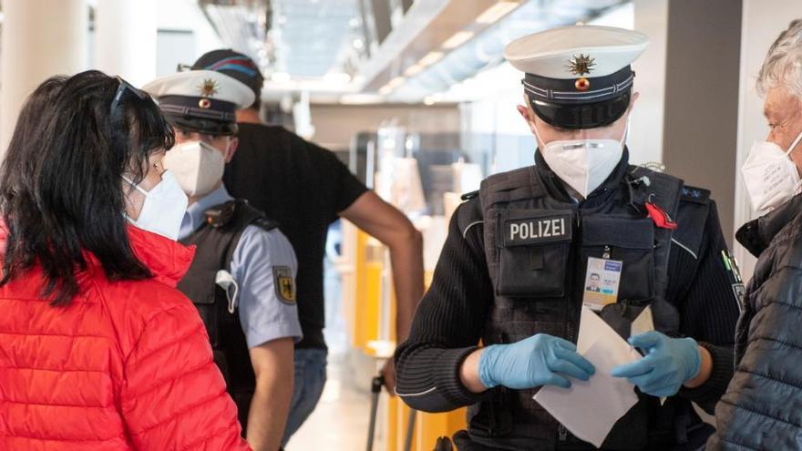 Bundespolizisten kontrollieren am Flughafen Frankfurt die Corona-Test von Mallorca-Rückkehrern.