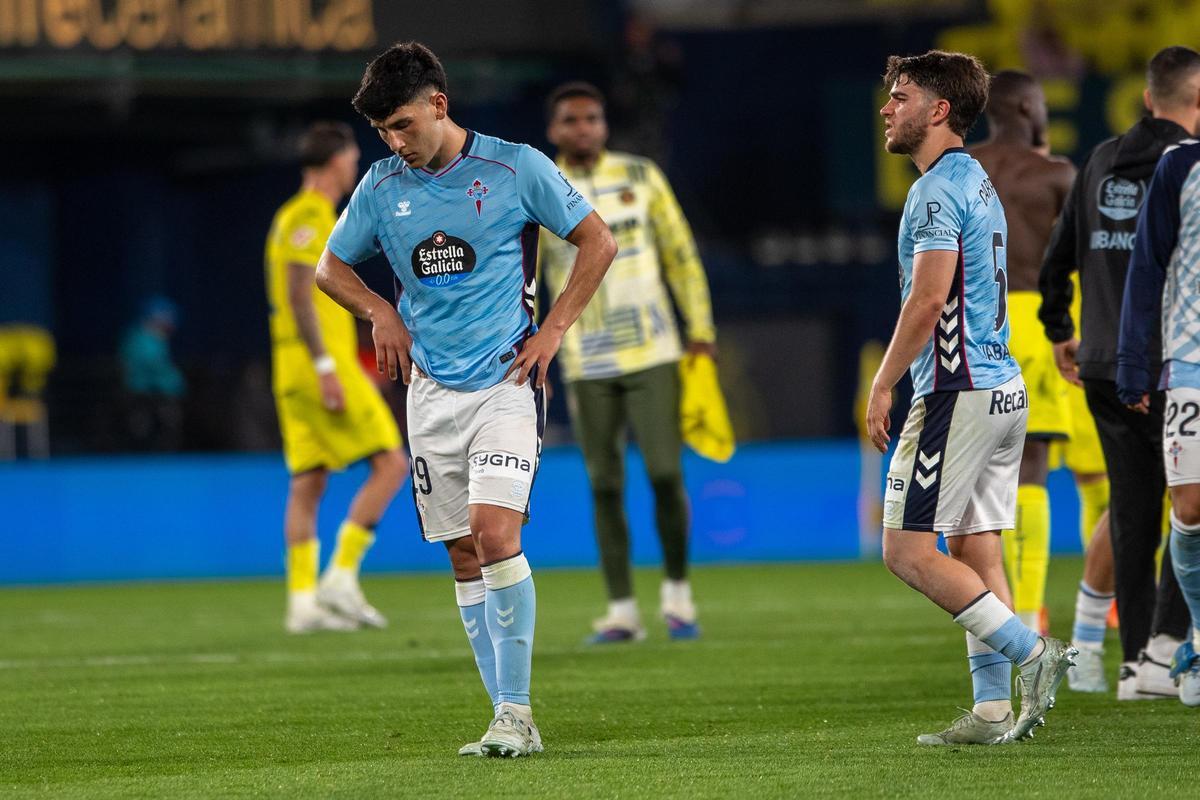 Yoel Lago, izquierda, apesadumbrado, junto a Carreira, tras finalizar el partido del Celta en Villarreal