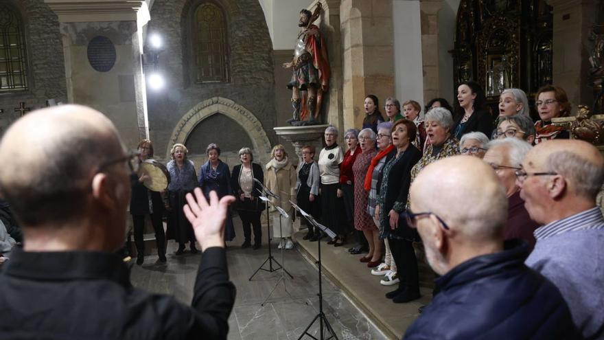 Los villancicos navideños no pasan de moda en la iglesia de San Tirso | MIKI LÓPEZ