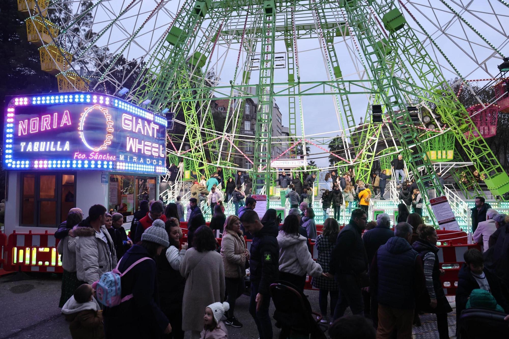 Un Belén Monumental y las calles llenas en el primer domingo navideño