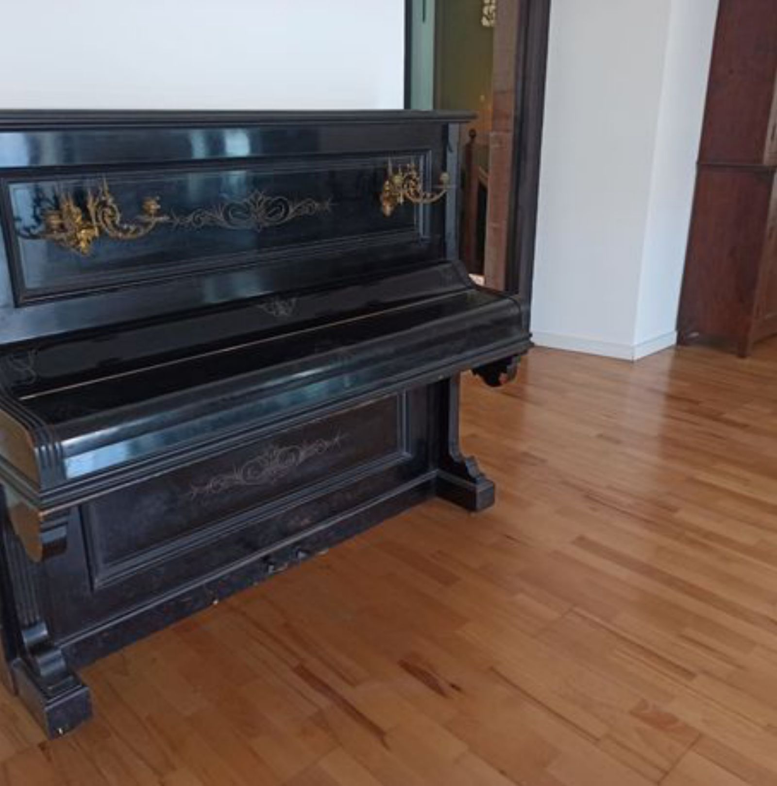 Un piano.