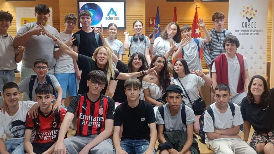 Alumnos y profesores del IES Valle de Turón, en la sede de CSIC, tras proclamarse ganadores del premio. | FOTO CEDIDA A LNE