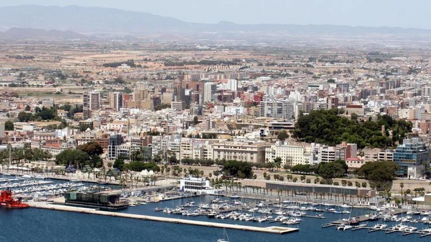 Vista área de la ciudad con el puerto en primer plano.