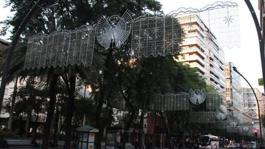 Se han instalado casi 500 adornos, entre arcos, estrellas, bolas o carteles en las calles de Murcia.