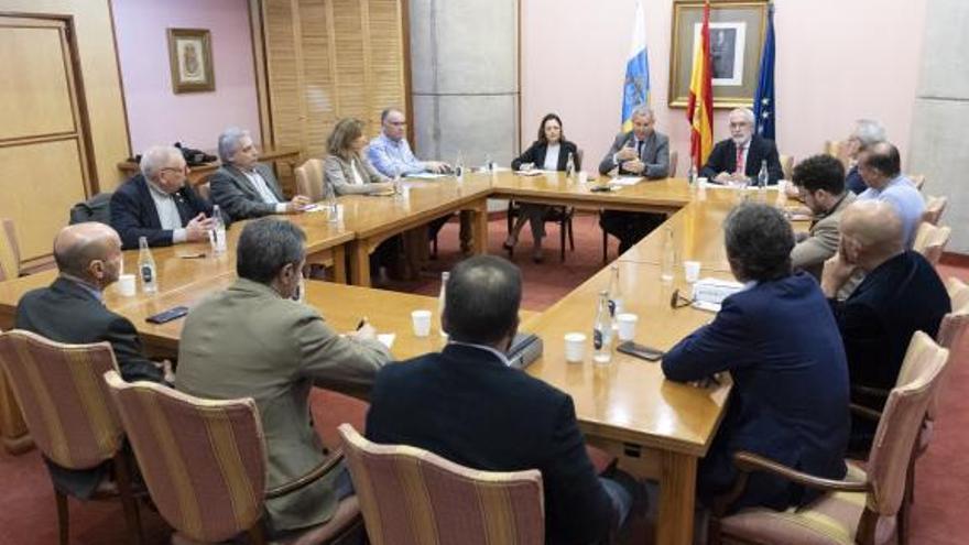 Imagen de la reunión entre representantes de la Consejería de Vivienda y Fepeco.  | | E.D.