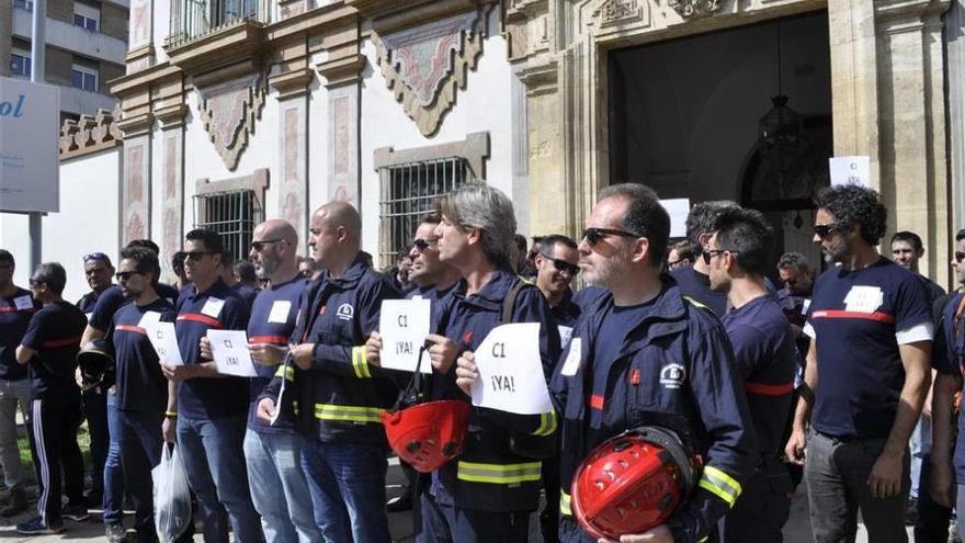 Concentración de los bomberos del Consorcio a las puertas de la Diputación