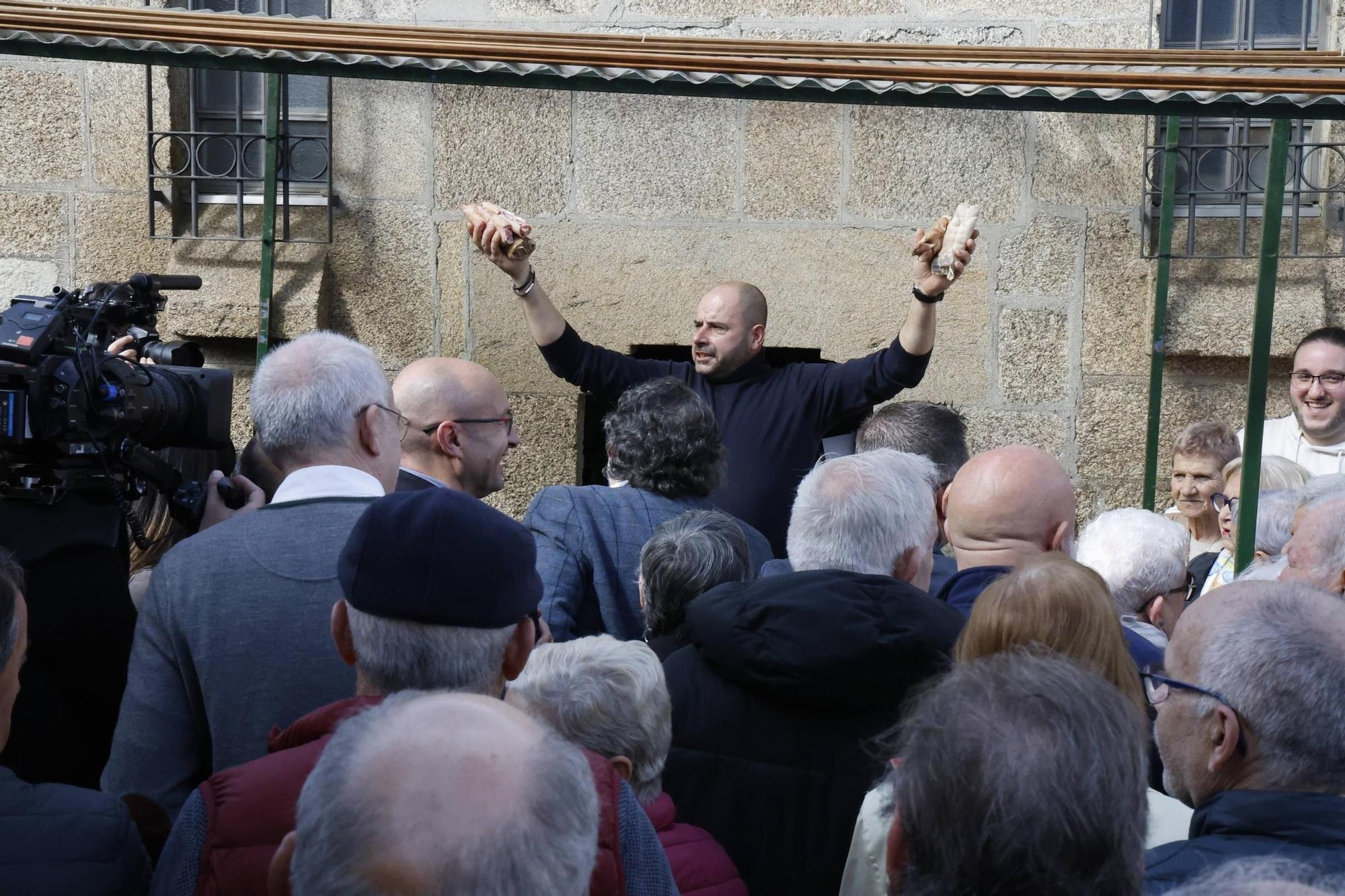 Broche de oro en San Lázaro con la subasta de las uñas