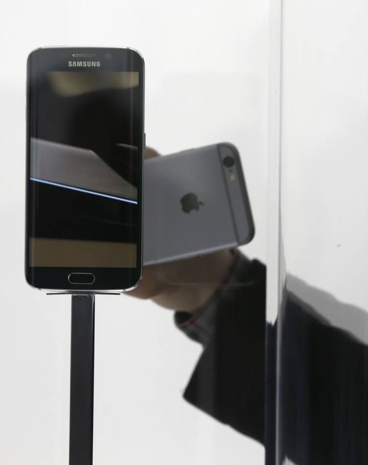 Visitors check out the new Samsung Galaxy S6 smartphone during the Mobile World Congress in Barcelona
