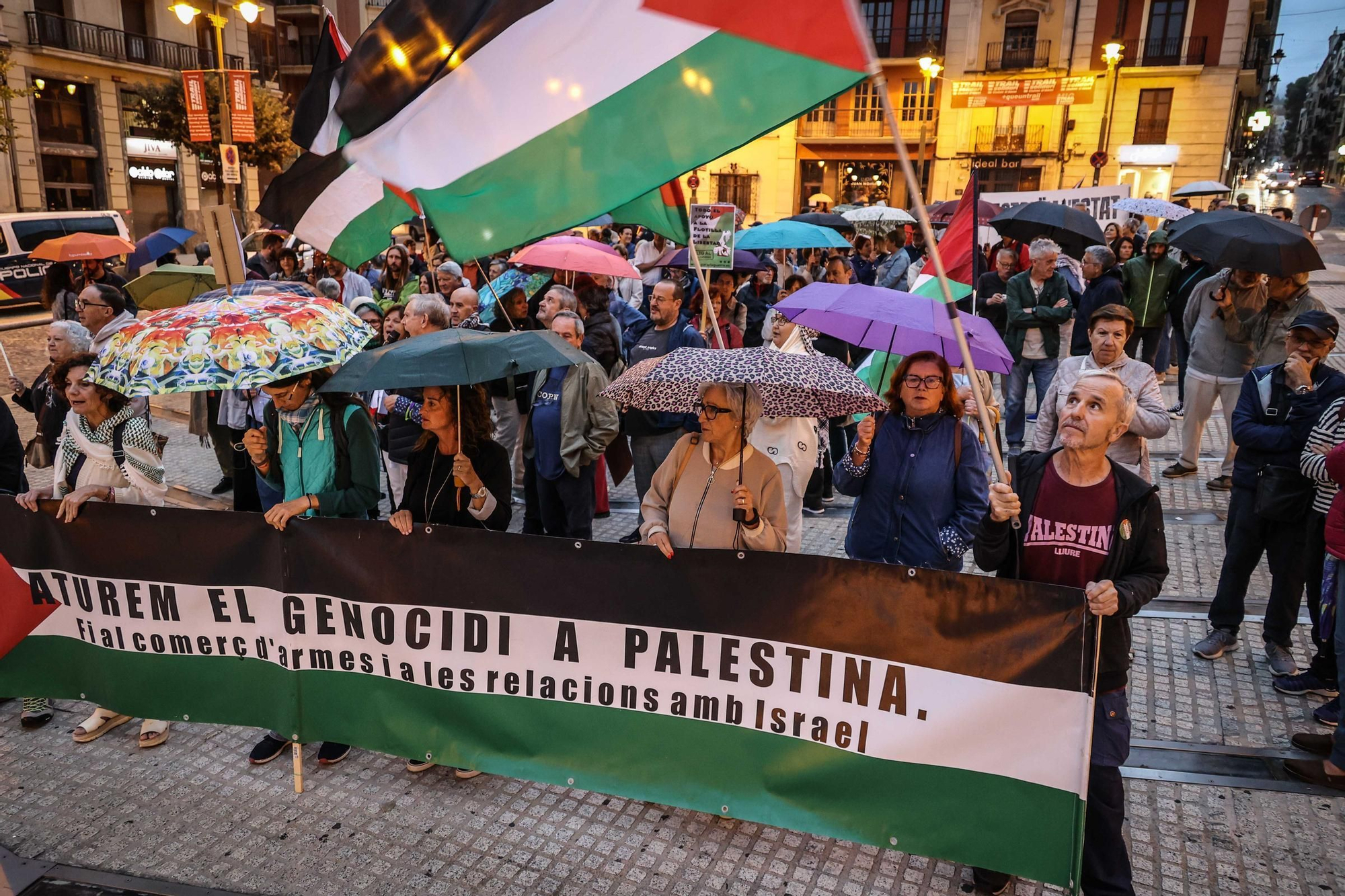 Alcoy se moviliza bajo la lluvia: concentración y marcha ciclista en apoyo al pueblo palestino