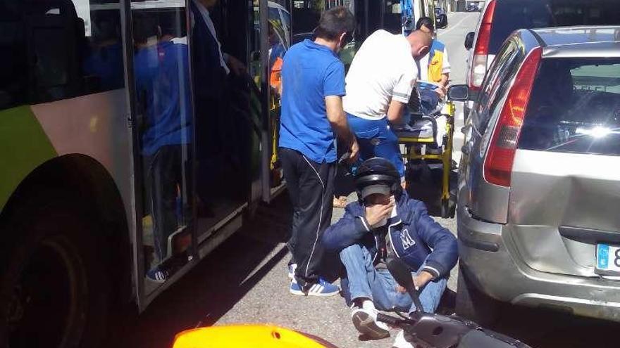 Dos heridos tras chocar su moto contra un coche en Redondela