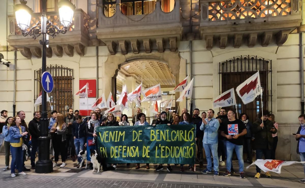 La protesta de Castelló ha tenido lugar delante de la Casa dels Caragols, a la que ha asistido incluso gente llegada de Benicarló.