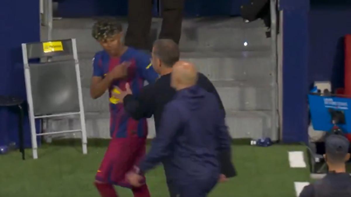 Lamine Yamal, discutiendo con el cuerpo técnico del Barça