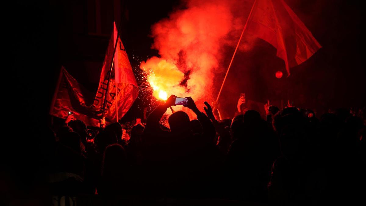 Menschen protestieren in der Nähe des nationalen Sitzes der Sozialistischen Partei. Erneut haben mehrere tausend Menschen vor der Zentrale der sozialistischen Partei (PSOE) in Madrid gegen die geplante Amnestie für katalanische Separatisten demonstriert.