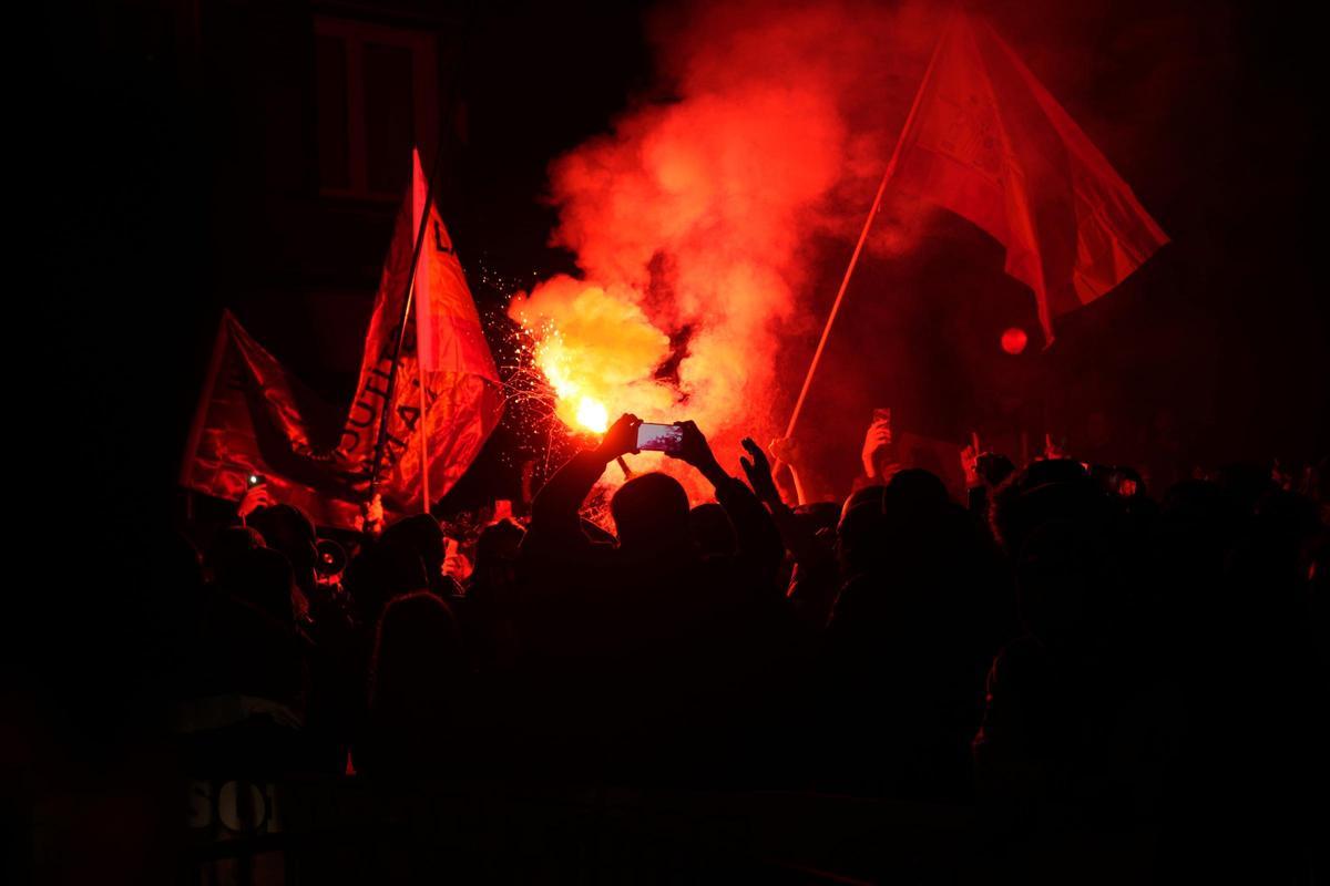 Menschen protestieren in der Nähe des nationalen Sitzes der Sozialistischen Partei. Erneut haben mehrere tausend Menschen vor der Zentrale der sozialistischen Partei (PSOE) in Madrid gegen die geplante Amnestie für katalanische Separatisten demonstriert.