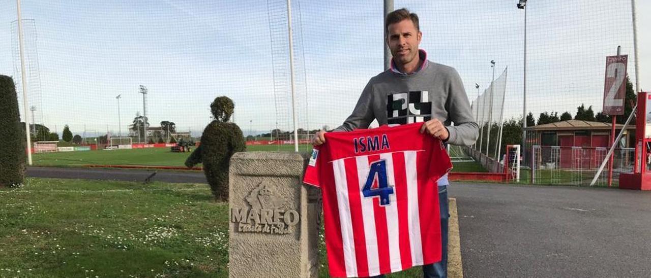 Isma Piñera, en Mareo, con la camiseta con la que jugó en el Sporting.