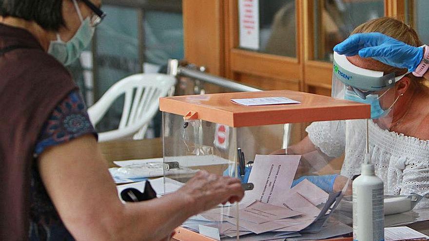 La jornada electoral, con mascarilla y gel higienizante.