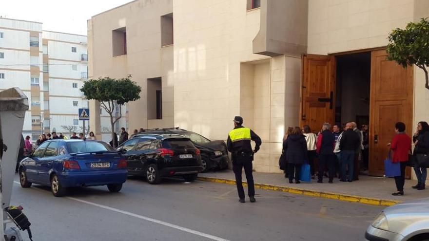 Un coche se empotra en la fachada de la iglesia de San Cayetano de Crevillent