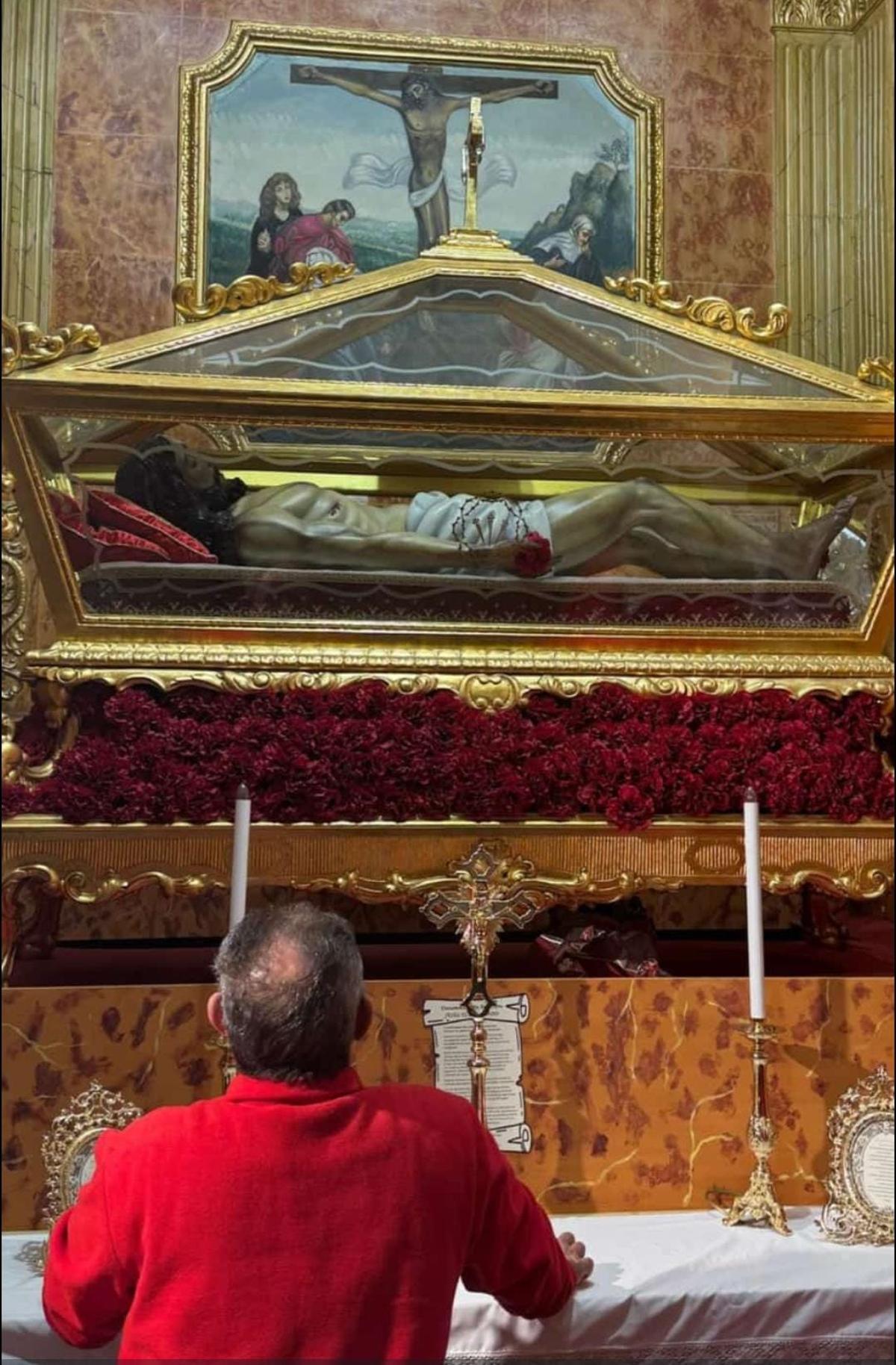 Toni, ante el paso del Santo Sepulcro, ubicado en la parroquia de Monte Sión