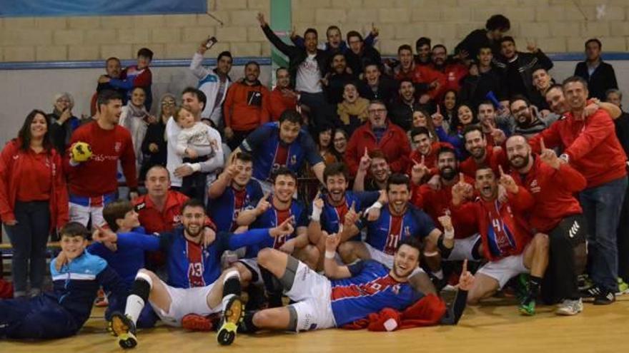 Los jugadores de Agustinos celebran la victoria en el derbi ante el Elche.