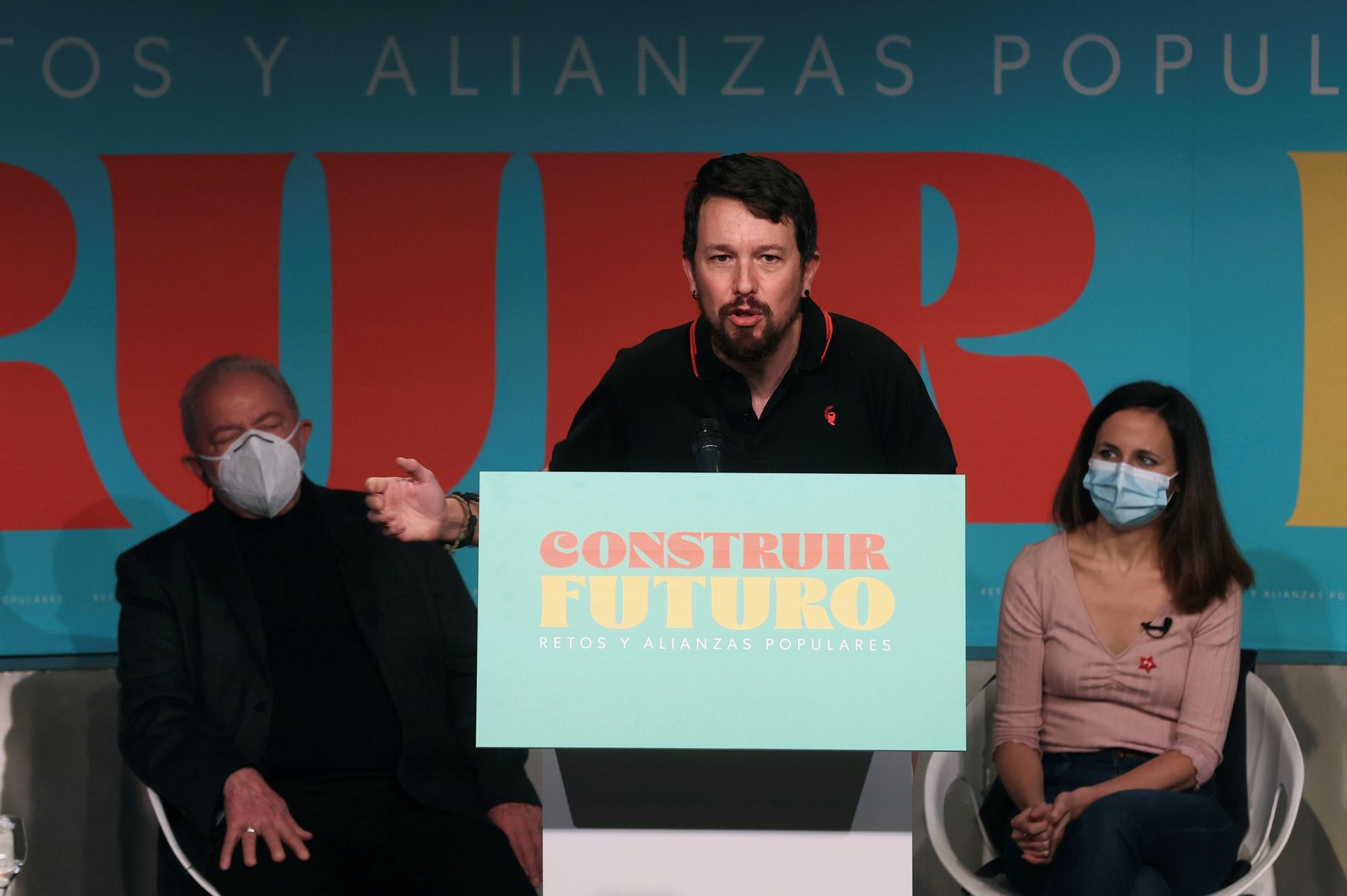 El exvicepresidente Pablo Iglesias interviene en el acto 'Construir futuro: retos y alianzas populares' frente a la ministra de Derechos Sociales, Ione Belarra, y el expresidente brasileño Luiz Ignacio Lula da Silva