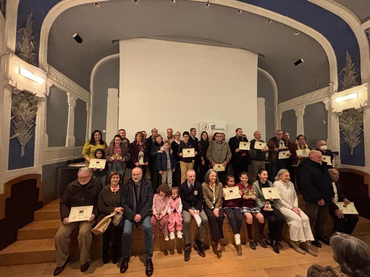 Foto de familia de los componentes de la directiva de la Asociación Belenista con los premiados, esta tarde, en el Antiguo Instituto.