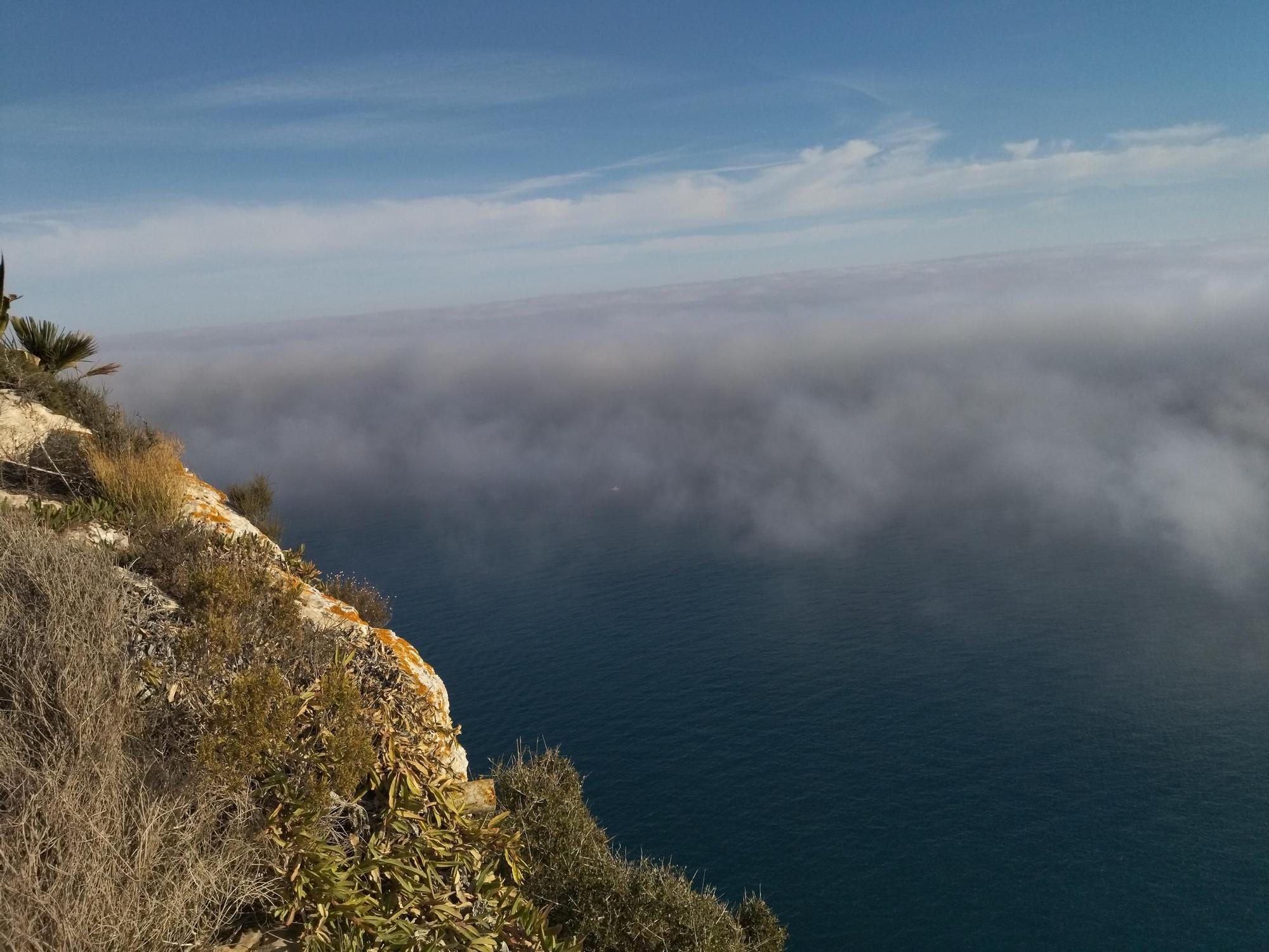 La niebla, desde el cabo de Sant Antoni (imágenes)