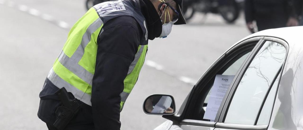 Control de la Policía Nacional. // J. Rus