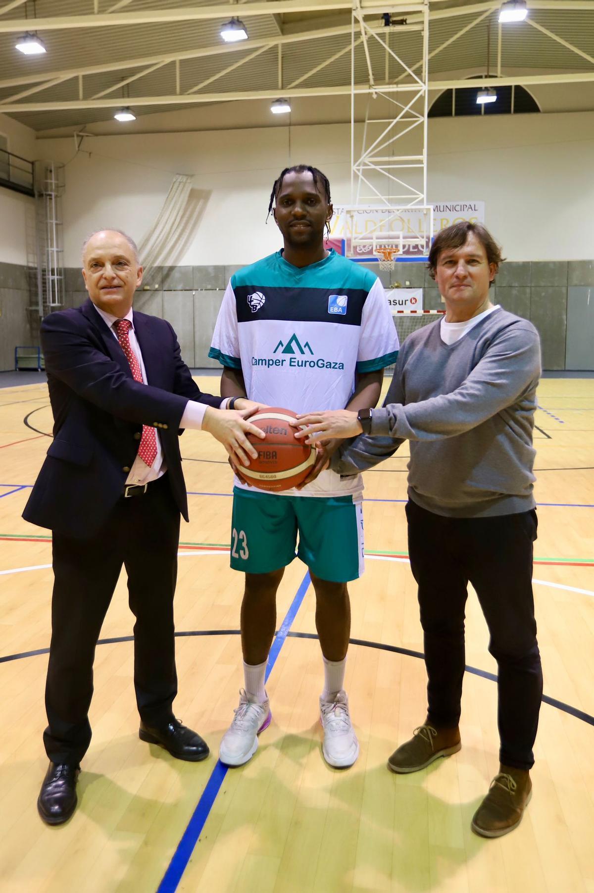 Belemene, con el presidente Jaime Aguilera y el director deportivo, Pedro Bello.