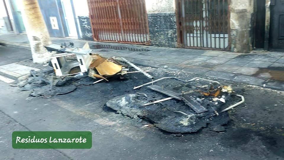 Incendio de contenedores de basura y vehículos en Arrecife