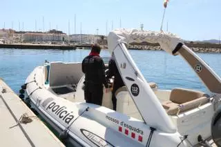 L’embarcació dels Mossos d'Esquadra sortint del moll pesquer de l’Escala, la qual estarà de al port de Roses