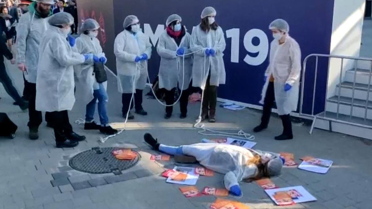 Un grupo de activistas denuncian la explotación laboral en la industria tecnológica a las puertas del Mobile World Congress.