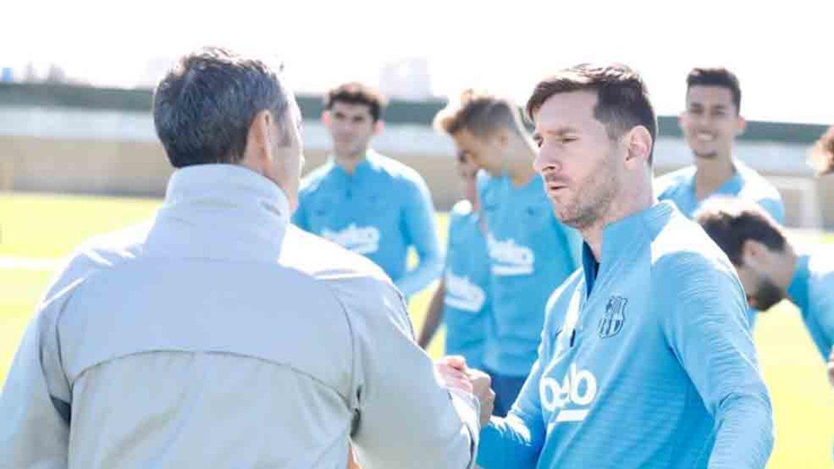 Valverde saluda a Messi en el entrenamiento de este miércoles