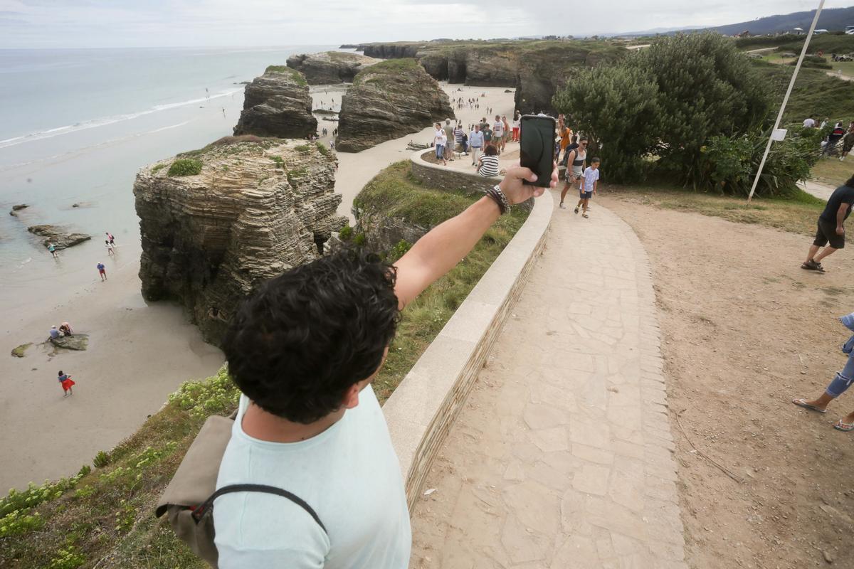 La playa de las Catedrales, en Galicia, cuelga el cartel de completo