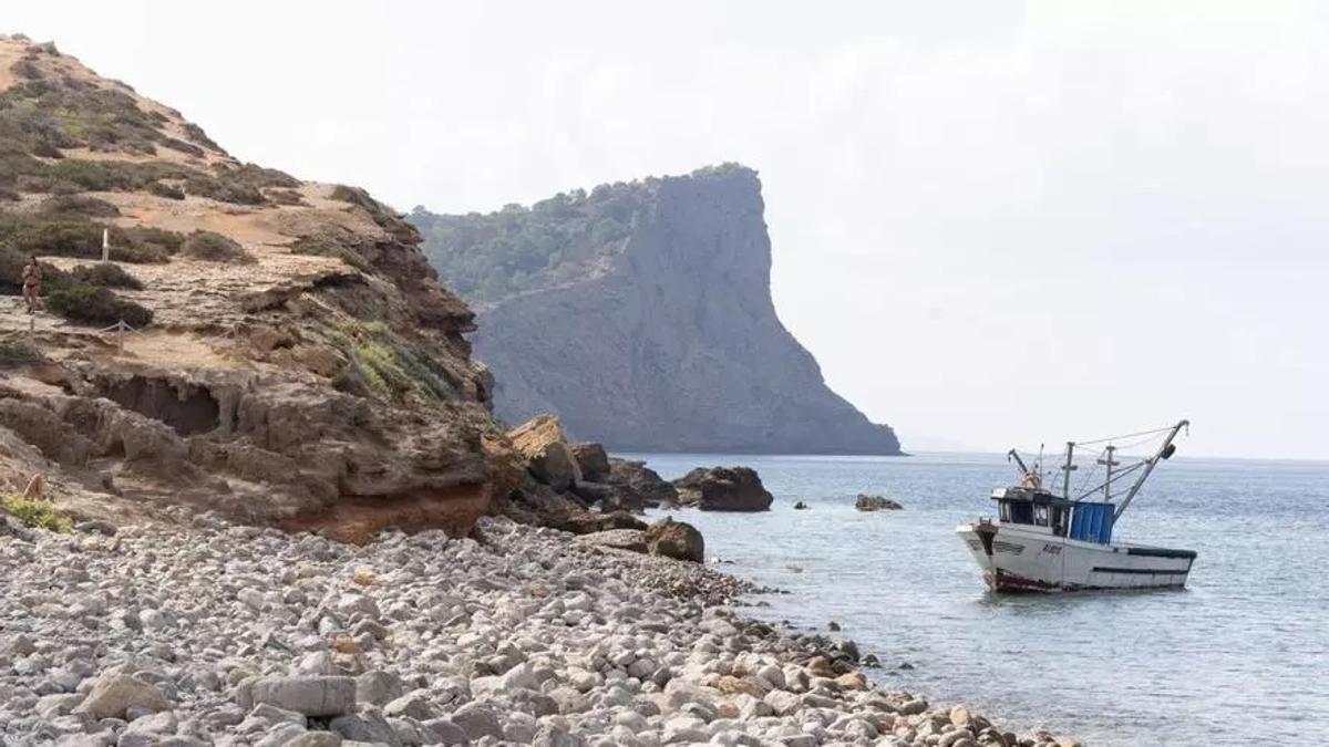 Mit diesem Fischerboot erreichten 101 Migranten Ibiza.