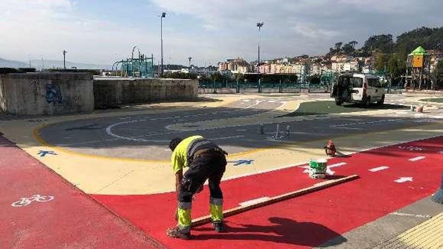 Un operario trabajando, ayer, en el circuito en O Señal. // S.Á.