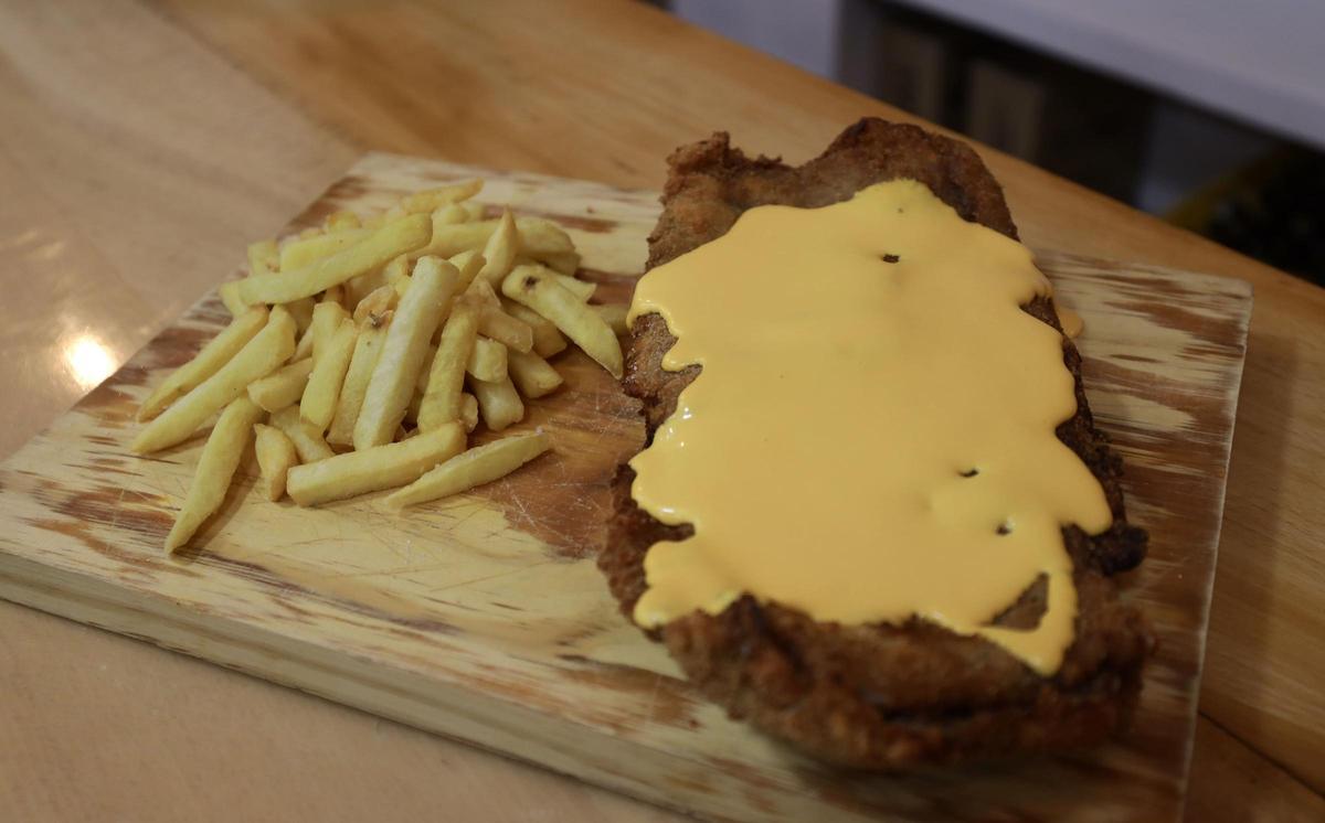 En imágenes | El pequeño bar de San José que triunfa gracias a sus cachopos y hamburguesas