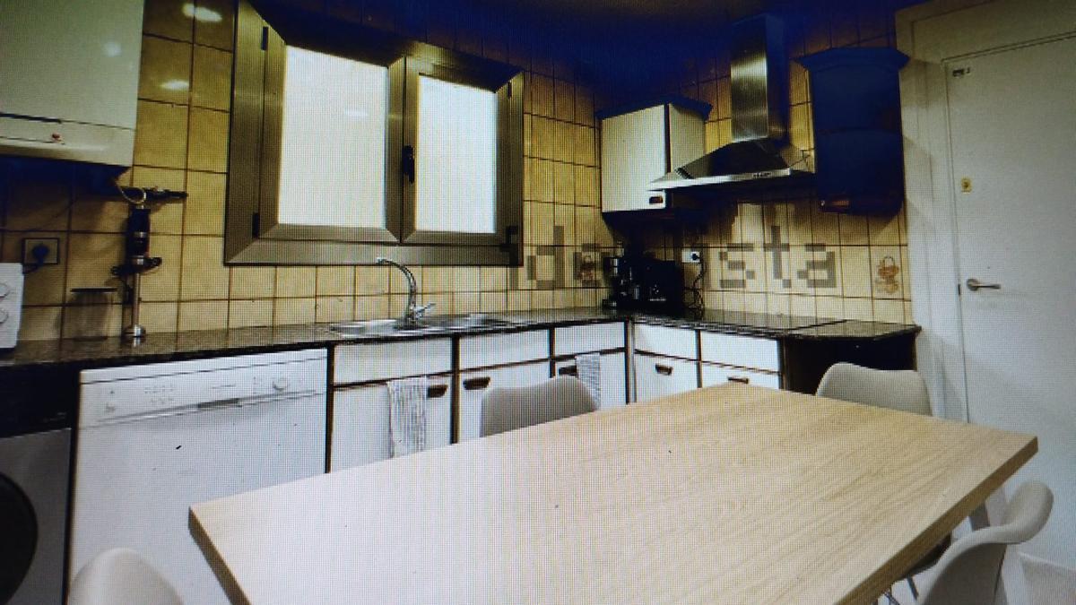 La cocina de un piso compartido con 11 habitaciones en el Raval.