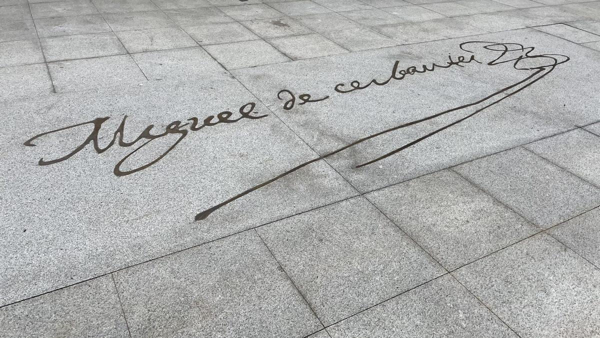 Dentro de la renovación de la Plaza Cervantes, se ha añadido la firma de Miguel de Cervantes frente a su estatua