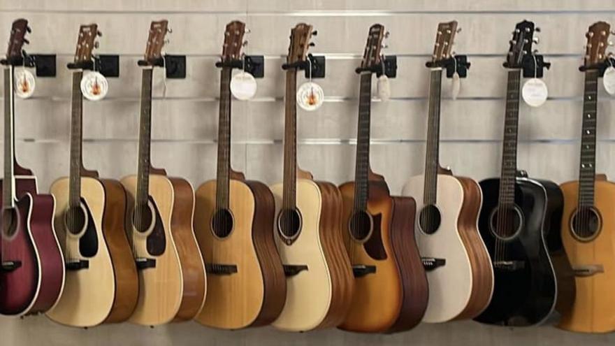 Guitarres acústiques a l’aparador de la botiga. | GRUP VIVALDI