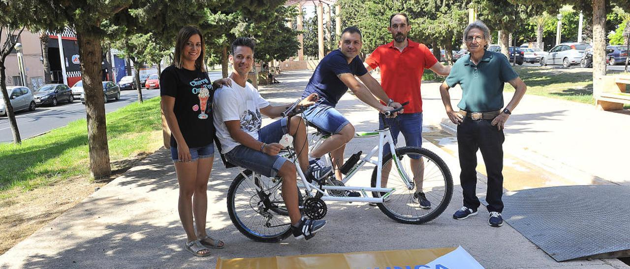 Candi, Rafa y el grupo de amigos que ha contribuido a hacer realidad que el primero, afectado de esclerosis múltiple, pueda afrontar el Camino de Santiago en una peculiar bicicleta.