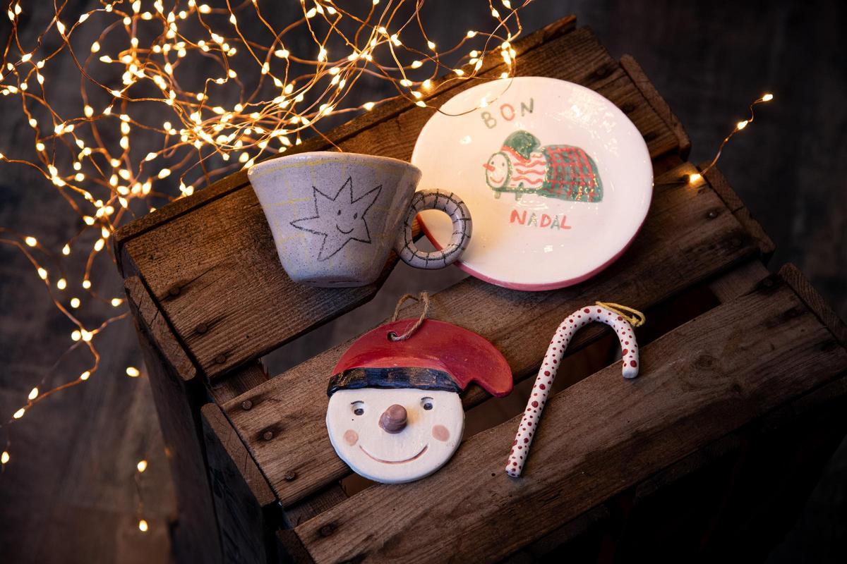 Diferents peces de ceràmica decorades amb motius nadalencs