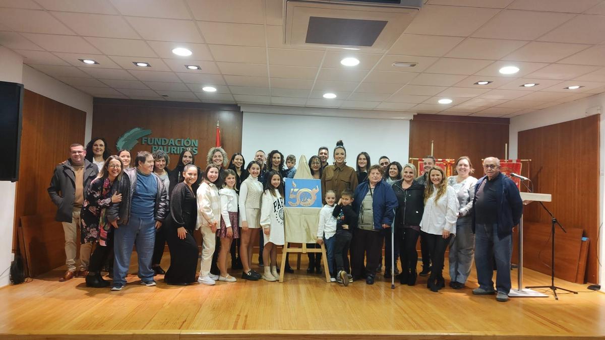 Foto de familia en el comienzo de los actos del 50 aniversario de la Falla El Huerto de Elda.