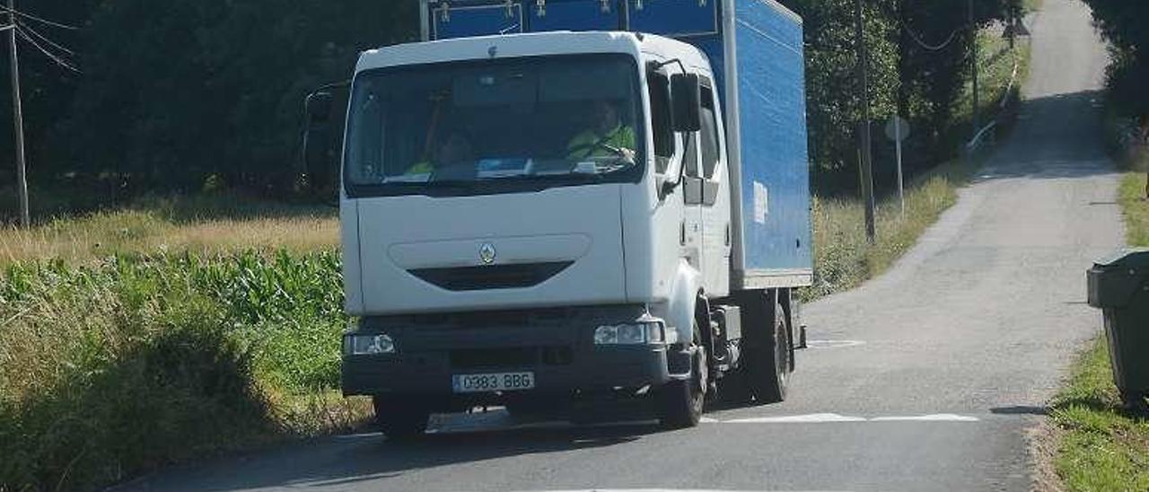 Un lombo en una carretera del rural pontevedrés. // Rafa Vázquez