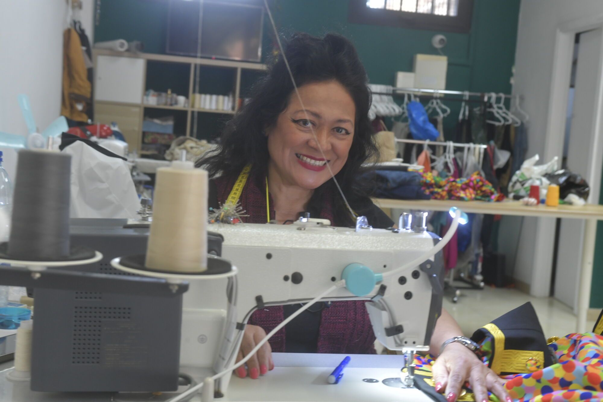 Confección de disfraces en el taller de costura Kallpa y puntos