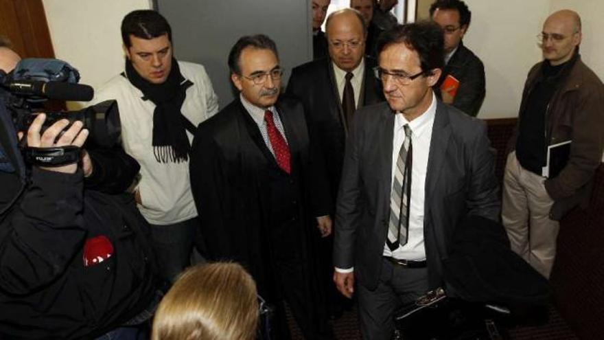 Juan Manuel Rodríguez Bastida, en el momento de entrar a la sala. / marta g. brea